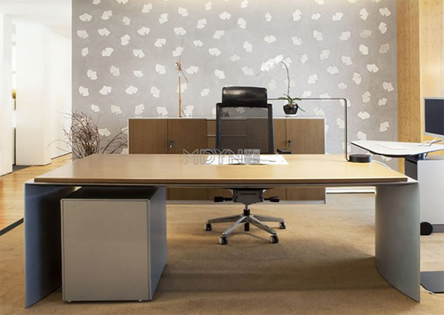 屏風(fēng)辦公桌組合擺放優(yōu)勢(shì)